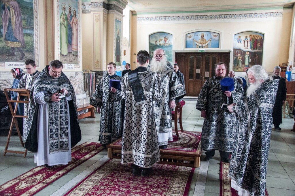 Митрополит Сергий совершил Литургию Преждеосвященных Даров в Покровском соборе