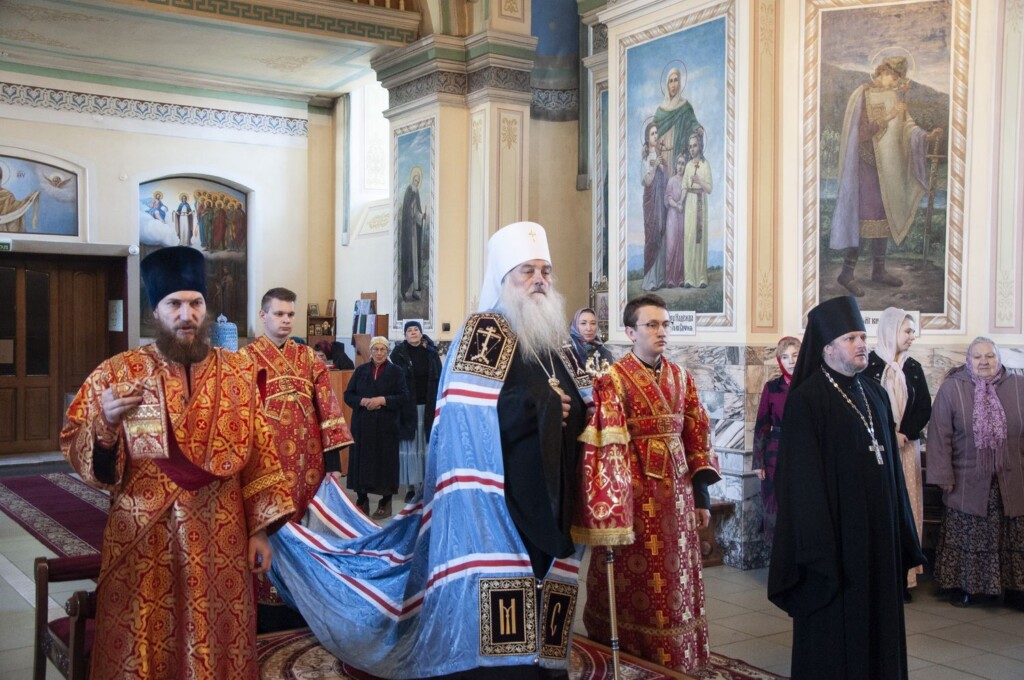 Митрополит Сергий совершил Литургию в Покровском соборе