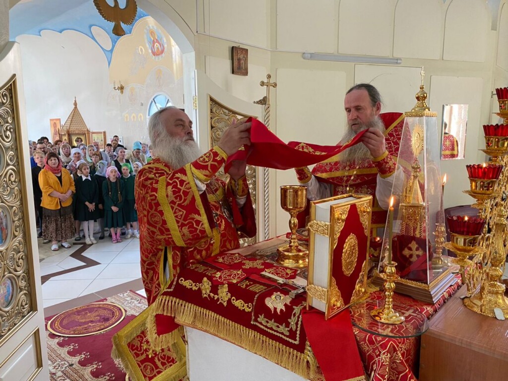 Митрополит Сергий совершил богослужение в храме при православной школе