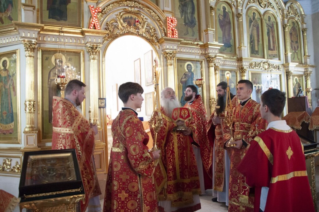 В день памяти святителя Николая Чудотворца митрополит Сергий совершил Литургию в Никольском храме в Барнауле