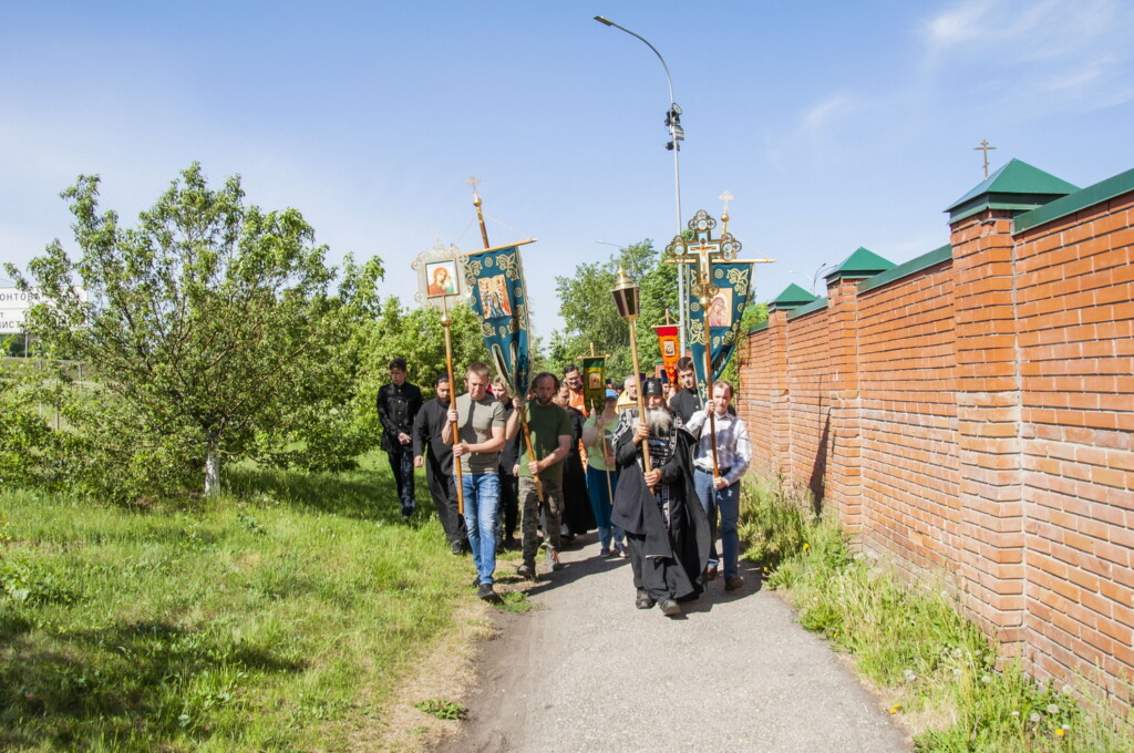 В День славянской письменности и культуры в Барнауле прошел крестный ход