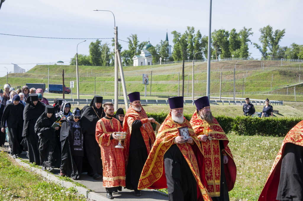 В День славянской письменности и культуры в Барнауле прошел крестный ход