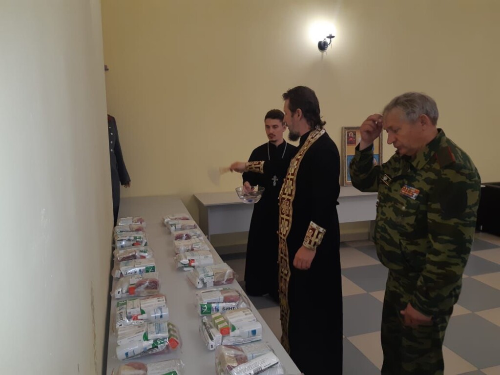 Священнослужители освятили медикаменты, собранные для отправки в ДНР и ЛНР