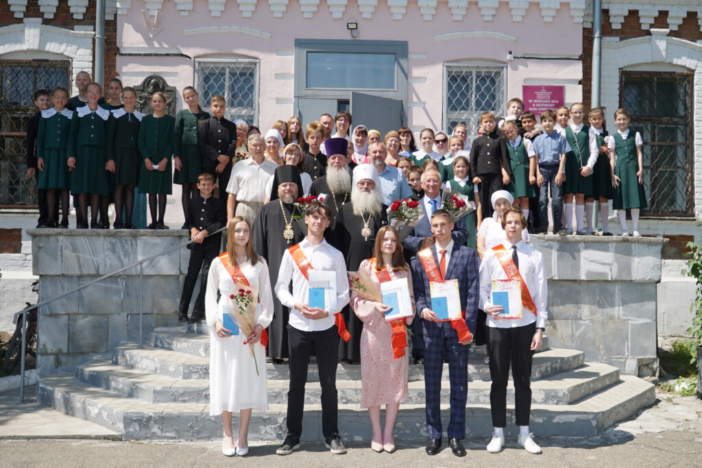 В Бийской православной школе прошел выпускной